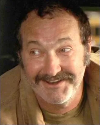 Qui incarne Mr Briggs, le pre alcoolo et djant de Janey ?