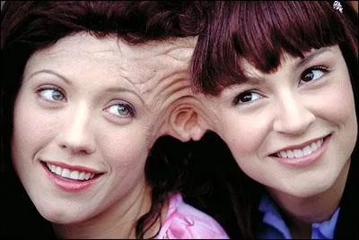 Qui joue Kara Fratelli, l'une des deux soeurs siamoises (celle de droite) ?