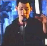 Quel groupe de rock fait une apparition dans le film, lors du bal de promo ?