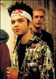 Qui interprte Bruce, l'un des trois 'jeunes puceaux prts  tout' qui se prend pour un chinois ?