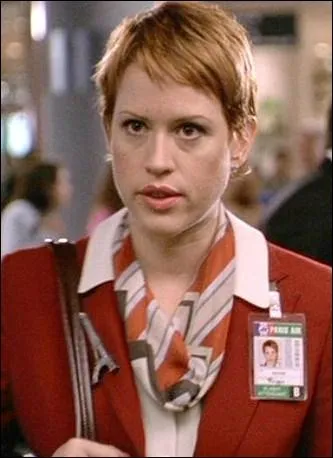 Quelle ancienne star de teen movies des annes 80 fait une apparition  la fin, sous les traits d'une htesse de l'air dsabuse ?