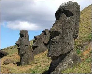 Comment appelle-t-on ces immenses statues de l'le de Pques ?