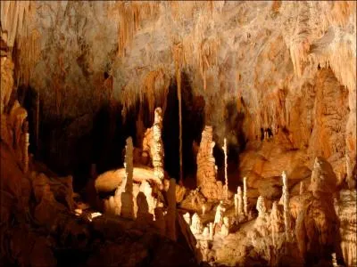 Composes de calcaire, les stalactites se forment sur le sol des cavits souterraines.