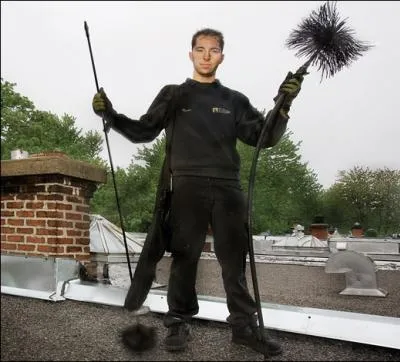 Quel est le mtier de cet homme qui utilise une drle de brosse pour nettoyer votre chemine ?