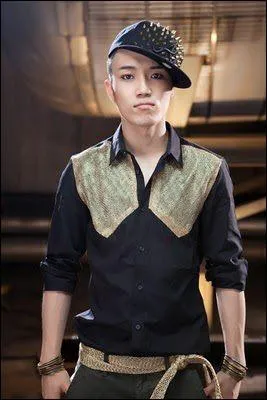 Qui est le chanteur, n le 17 aot 1989 ?