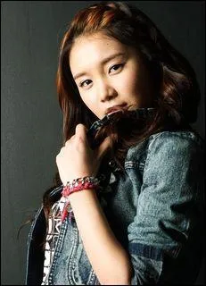 Qui est chanteuse et est ne le 13 avril 1994 ?