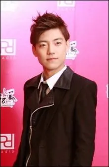 Qui est chanteur principal et a remplac Han Joon ?