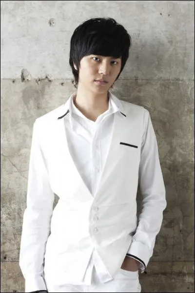 Qui est le leader et est bassiste ?