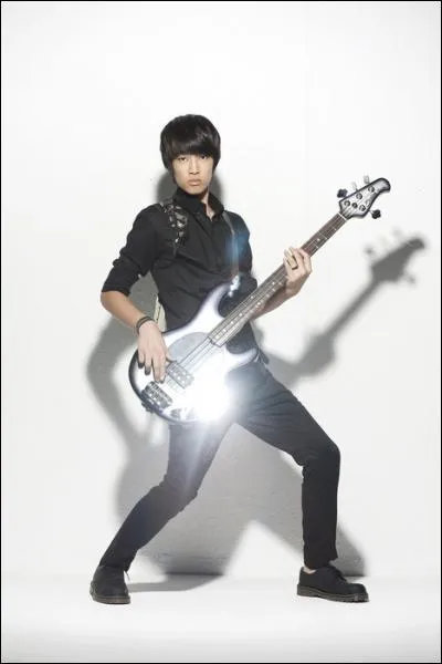 Qui est bassiste et rappeur ?