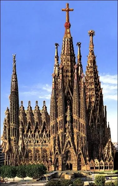 Dans quelle ville se trouve la Sagrada Familia ?