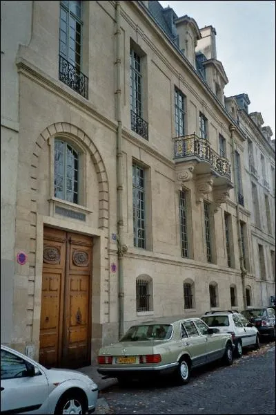 Qui est l'architecte de l'Htel de Lauzun  Paris ?