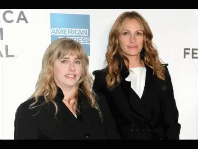 Quel lien de parent unit Lisa Gillan  Julia Roberts ?