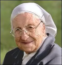 Ne Madeleine Cinquin (1908-2008), cette religieuse humanitaire belge est surnomme 'petite soeur des pauvres'. Qui a aid les chiffonniers du Caire ?
