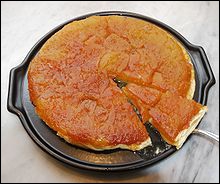 Les soeurs Caroline et Stéphanie ont inventé par hasard ce dessert qui porte toujours leur nom. Comment s'appelle cette tarte ?