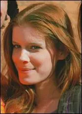 Qui incarne Kristi, l'une des deux jeunes filles que rencontre Aron avant sa chute, et qui a un gros bguin pour lui ?