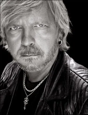 Chanteur franais, n  Paris le 11 Mai 1952.