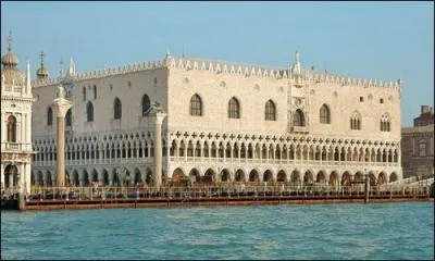 Quel nom porte ce grand palais de Venise ?