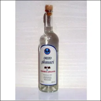 Le Ouzo est un alcool grec fabriqu  base d'alcool neutre principalement aromatis ...
