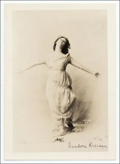 Danseuse amricaine (1877-1927), anticonformiste tant dans sa vie que dans son art, elle osa danser pieds nus, drape dans quelques voiles.