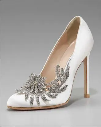 Quelles chaussures Alice oblige-t-elle Bella  porter pour son mariage ?