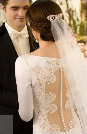 De quelle couleur est la robe de Bella,  la fin du film ?