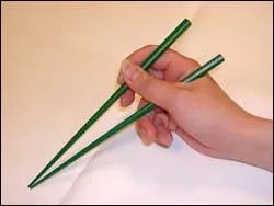 Dans ce pays, il mange avec des...