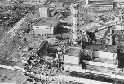 Explosion du racteur de la centrale nuclaire de Tchernobyl, en URSS. C'tait en...