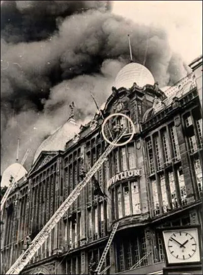 1967, 22 mai, incendie d'un grand magasin  Bruxelles (Belgique). 322 morts et disparus, le magasin s'appelait :