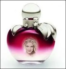 Une chanteuse et musicienne anglaise , virtuose de la batterie pour ' L'Elixir ' de Nina Ricci ... .