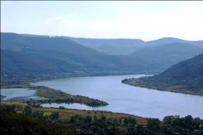 Quel est le nom du grand fleuve europen qui nat dans le massif montagneux de la question 4,  l'endroit o le Breg et la Brigach se rencontrent ?
