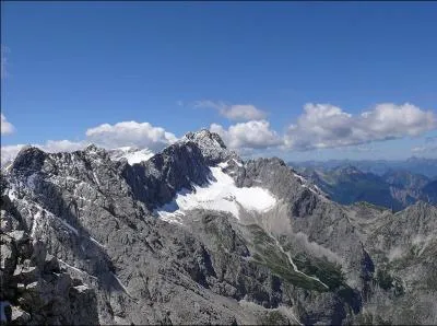 La Zugspitze est le somment le plus lev d'Allemagne. Dans les Alpes bavaroises,  la frontire autrichienne, elle culmine  :