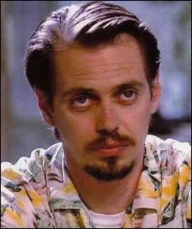 Quel acteur se fait renommer Monsieur Pink 'parce [qu'il] est une pdale ! ' ?