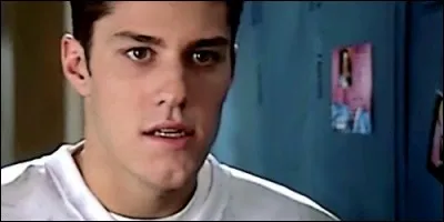 Dans "Le Loup Garou du campus", comment se prénomme le garçon qui se fait mordre par un loup ?