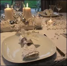 En Belgique dans la rgion de Lige, que mange-t-on pour le rveillon, en posant une pice sous son assiette pour avoir de l'argent toute l'anne, selon la trtadition ?