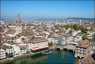 Berne est la capitale du pays mais ce n'est pas la ville la plus importante en terme d'habitants intra-muros. La ville la plus peuple est :