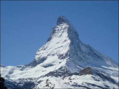 Plus d'un sommet suisse dépasse les 4000 m, tel le Cervin qui culmine à 4478 m et domine le village de Zermatt à la frontière ...