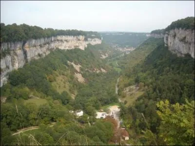 Quel massif montagneux suit une partie de la frontire franco-suisse ?