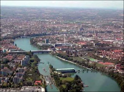 Parmi les villes suivantes, laquelle est situe  la frontire franaise ?