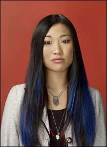 Cette jeune fille qui a un look gothique se prnomme :