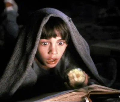 C'est une bande de jeunes ' lui tout seul'. Et il vient de voler un livre dans...