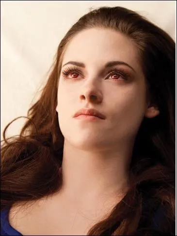 Bella meurt et devient un vampire :