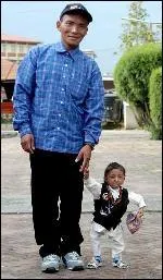 Ce jeune Npalais est probablement la plus petite personne sur terre. Mais combien mesure t-il ?