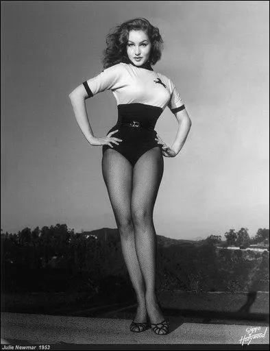 Cette vraie pin-up, de 1, 80m, est l'une des plus sensationnelles. Elle atteint la perfection dans son mtier. Quel est son nom ?