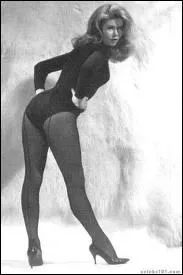 Et voici dans une tenue et une postion de pin-up la plus clbre sorcire de l'cran, c'est  dire la dlicieuse ?