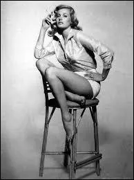 Cette belle sudoise a t la star inoubliable que Marcello allait chercher dans la fontaine. Elle s'appelle ?