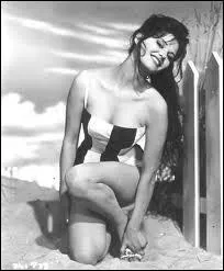 C'est encore une belle italienne, qui est ne  Tunis. Elle est aussi connue pour sa voix rauque. Qui est-ce ?