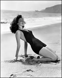 Dans une pose pin-up, une actrice qui a pous entre autres Sinatra et Mickey Rooney. Qui est-elle ?