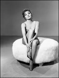 Cette belle italienne fut une trs grande star, jouant en Italie comme au Etats-Unis avant de se tourner vers la photographie et la sculpture. Qui est-ce ?