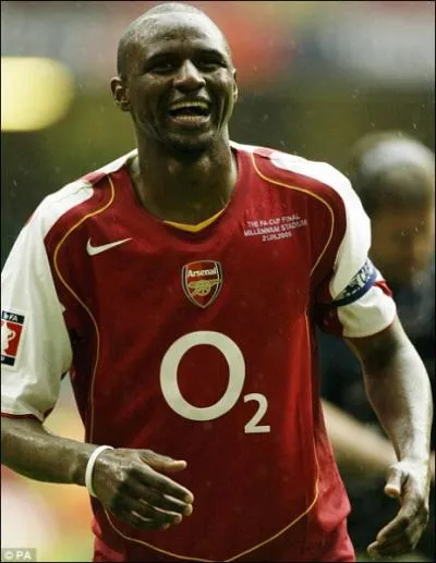 Il a t lu en 2001 et a t 3 fois Champion d'Angleterre c'est ... .