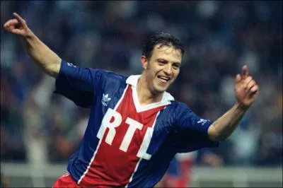 Il a t lu en 1993 et a t champion de France 3 fois avec 3 clubs diffrents c'est ...